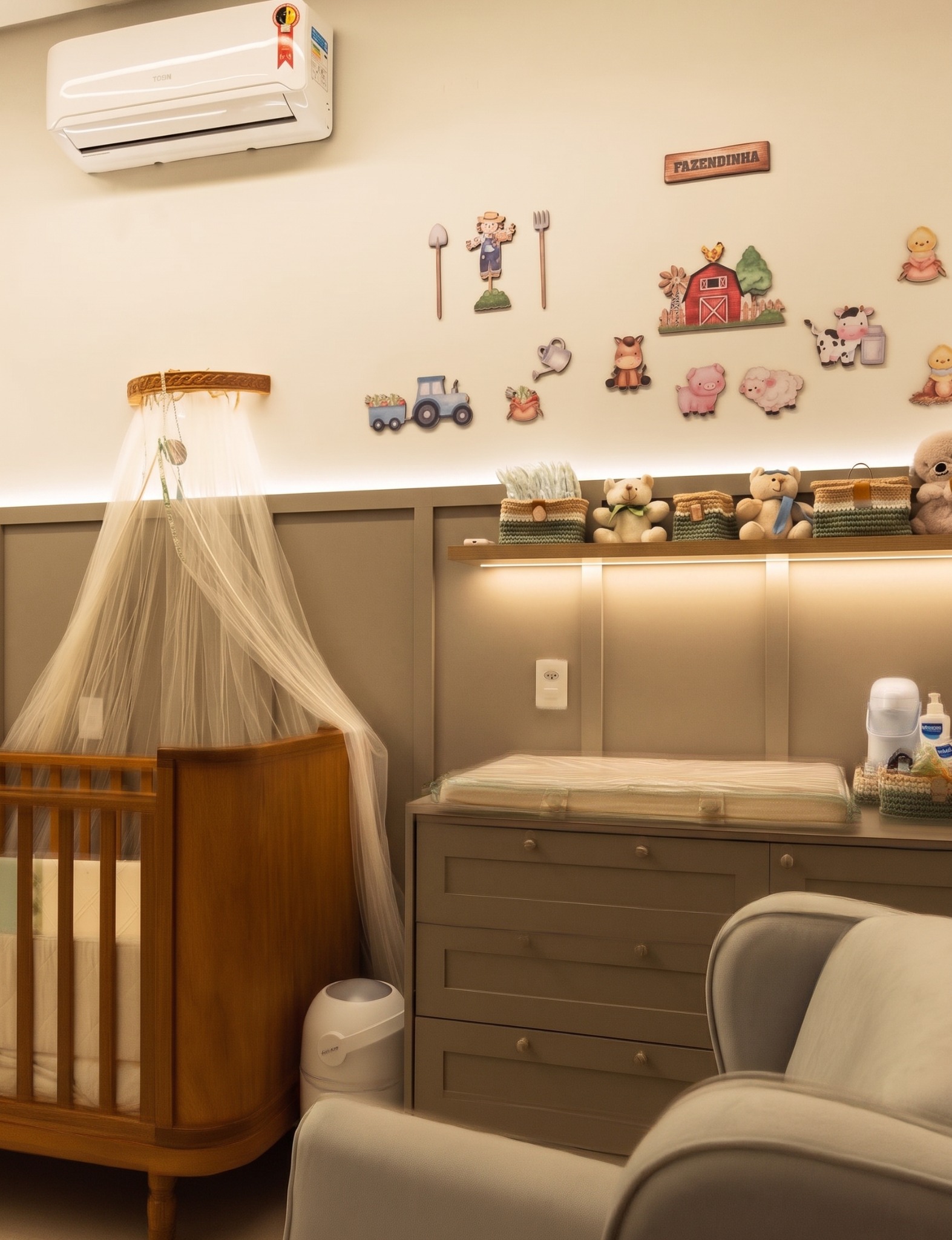 Quarto infantil com berço de madeira, cômoda e poltrona