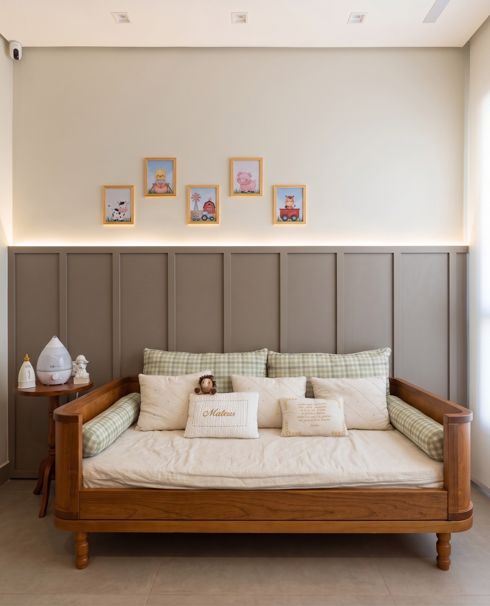 Quarto infantil com cama de madeira, painéis e quadros delicados